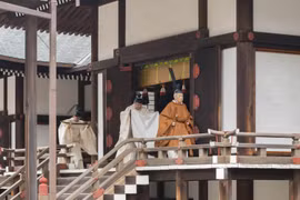 Nhật Hoàng Akihito (phải) rời khỏi ngôi đền Hoàng gia Kashikodokoro sau một nghi lễ trong lễ thoái vị, tại Tokyo ngày 30/4. (Ảnh: AFP/TTXVN) 