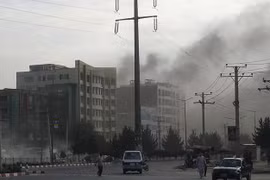 Khói bốc lên từ hiện trường một vụ tấn công. (Ảnh: AFP/TTXVN)