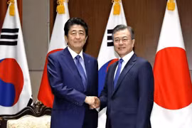 Thủ tướng Nhật Bản Shinzo Abe và Tổng thống Hàn Quốc Moon Jae-in bên lề Đại hội đồng Liên hợp quốc hồi tháng 9/2018. (Nguồn: Kyodo)