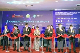 Cắt băng khai mạc Vietnam ETE 2019 và Enertec Expo 2019. (Ảnh: Mỹ Phương/TTXVN)