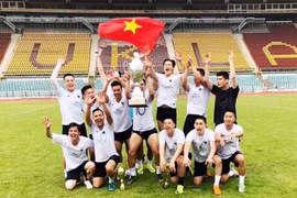 Niềm vui khi vô địch của các cầu thủ FC SAPA PRAHA. (Ảnh: Hồng Kỳ-Công Thuận/Vietnam+) 