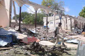 Hiện trường một vụ đánh bom xe tại Mogadishu của Somalia, ngày 14/5 vừa qua. (Ảnh: THX/TTXVN)