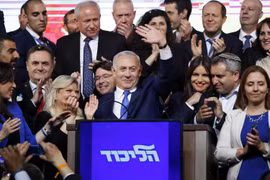 Thủ tướng Israel Benjamin Netanyahu (giữa) vẫy chào những người ủng hộ sau khi kết quả bầu cử được công bố, tại trụ sở đảng Likud ở Tel Aviv, ngày 10/4 vừa qua. (Ảnh: AFP/TTXVN)
