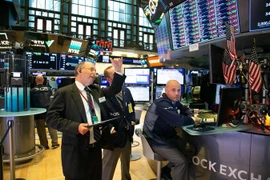 Một phiên giao dịch viên tại sàn giao dịch chứng khoán ở New York của Mỹ. (Ảnh: THX/TTXVN)