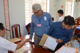 Thầy Nguyễn Dáo tại điểm thi trường THPT Nguyễn Khuyến, huyện Phú Riềng. (Ảnh: Đậu Tất Thành/TTXVN)