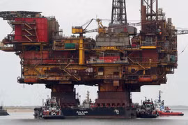 Giàn khoan khai thác dầu của Hãng Shell ở Anh. (Ảnh: AFP/TTXVN)