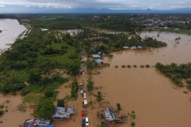 Một trận lũ lụt ở Indonesia. (Ảnh: AFP/TTXVN)