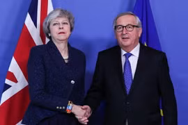 Thủ tướng Anh Theresa May (trái) và Chủ tịch Ủy ban châu Âu (EC) Jean-Claude Juncker (phải) trong cuộc gặp tại Brussels của Bỉ ngày 7/2. (Ảnh: THX/TTXVN)