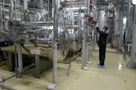 Kỹ thuật viên kiểm tra các thiết bị tại cơ sở làm giàu urani Isfahan của Iran. (Ảnh: AFP/TTXVN)