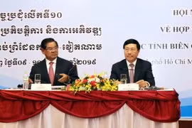 Phó Thủ tướng, Bộ trưởng Bộ Ngoại giao Phạm Bình Minh (phải) và Phó Thủ tướng, Bộ trưởng Bộ Nội vụ Vương quốc Campuchia Sar Kheng (trái) đồng chủ trì Hội nghị. (Ảnh: Xuân Khu/TTXVN)