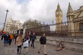 Người dân Anh tại khu vực tòa nhà Quốc hội Anh ở London. (Ảnh: AFP/TTXVN)