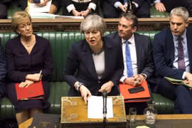Thủ tướng Anh Theresa May (giữa) sau cuộc bỏ phiếu lần thứ 2 về thỏa thuận Brexit tại Hạ viện Anh ngày 13/3. (Ảnh: THX/TTXVN)