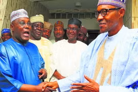 Tổng thống Nigeria Muhammadu Buhari (phải) và lãnh đạo đối lập Atiku Abubakar (trái) tại một cuộc gặp. (Ảnh: EPA/TTXVN)