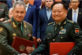 Phó Chủ tịch Quân ủy Trung ương Trung Quốc Trương Hựu Hiệp và Bộ trưởng Quốc phòng Nga Sergei Shoigu. (Nguồn: Getty Images)