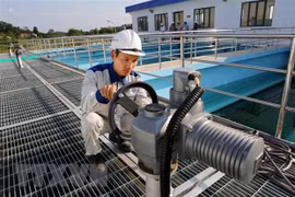 Khoan giếng để tìm nguồn nước sinh hoạt. (Ảnh: Nguyên Linh/TTXVN)