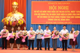 Trao Bằng khen cho các cá nhân xuất sắc. (Ảnh: Minh Tâm/Vietnam+)