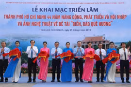 Các đại biểu cắt băng khai mạc triển lãm. (Ảnh: Xuân Dự/TTXVN)