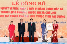 Chủ tịch Quốc hội Nguyễn Thị Kim Ngân trao Nghị quyết thành lập thành phố Chí Linh cho lãnh đạo thành phố. (Ảnh: Trọng Đức/TTXVN)