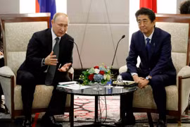 Tổng thống Nga Vladimir Putin nói chuyện với Thủ tướng Shinzo Abe trong cuộc gặp song phương bên lề Hội nghị thượng đỉnh G20 ở Osaka của Nhật Bản ngày 29/6. (Nguồn: japantimes)