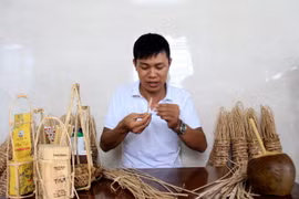 Anh Đỗ Quốc Anh đang hoàn thiện các sản phẩm của mình. (Ảnh: Phước Ngọc/TTXVN)