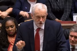 Thủ lĩnh Công đảng đối lập của Anh Jeremy Corbyn - ở giữa. (Ảnh: THX/TTXVN)