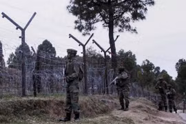 Binh sỹ tuần tra dọc Ranh giới kiểm soát ở huyện Poonch thuộc bang Jammu và Kashmir. (Ảnh: PTI/TTXVN)