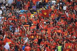 Các cổ động viên Việt Nam. (Ảnh: AFP/TTXVN)