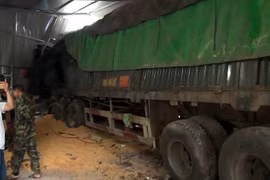 Hiện trường vụ xe tải lao vào nhà dân khiến 2 người thiệt mạng xảy ra vào tháng Chín này trên Quốc lộ 6 thuộc cung đèo Chiềng Đông, huyện Yên Châu. (Ảnh: Hữu Quyết/TTXVN)