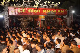 Xếp hàng từ rất sớm để xin lộc ấn tại đền Trần ở tỉnh Nam Định. )Ảnh: Thanh Tùng/TTXVN)