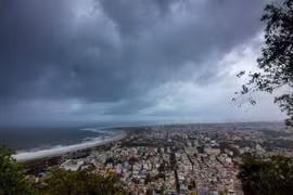 Mây hiện ra trước cơn bão Fani ở Visakhapatnam của Ấn Độ. (Nguồn: Reuters)