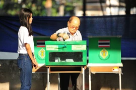 Cử tri Thái Lan bỏ phiếu tại một địa điểm bầu cử ở Bangkok ngày 24/3 vừa qua. (Ảnh: THX/TTXVN)