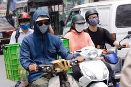 Nhân dân Thủ đô tham gia giao thông trong nắng nóng. (Ảnh: Doãn Tấn/TTXVN)