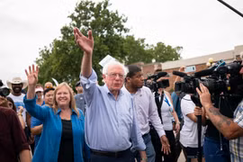 Ứng cử viên Bernie Sanders vẫy chào những người ủng hộ tại Des Moines, bang Iowa của Mỹ, ngày 11/8 vừa qua. (Ảnh: AFP/TTXVN)
