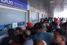 Hành khách bị mắc kẹt tại các quầy làm thủ tục tại sân bay Jammu ở Jammu của Ấn Độ, ngày 27/2, sau khi Pakistan đóng cửa không phận. (Nguồn: AFP)