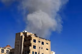 Khói bốc lên sau một cuộc không kích tại Sanaa của Yemen, ngày 16/5. (Ảnh: AFP/TTXVN)