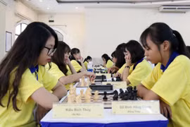 Các kỳ thủ nữ tranh tài ván 1 của giải. (Ảnh: Tiến Lực/TTXVN)