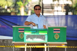 Thủ tướng Thái Lan Prayut Chan-o-cha bỏ phiếu tại một điểm bầu cử ở Bangkok ngày 24/3. (Ảnh: THX/TTXVN)