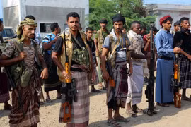 Các tay súng thuộc lực lượng phiến quân Houthi tại thành phố cảng Hodeida, Yemen ngày 29/12/2018. (Ảnh: AFP/TTXVN)