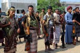 Các tay súng thuộc lực lượng phiến quân Houthi tại thành phố cảng Hodeida, Yemen ngày 29/12/2018. (Ảnh: AFP/TTXVN)