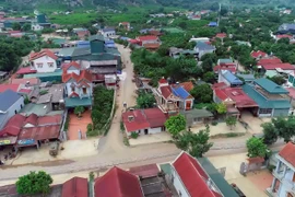 Điểm đấu nối giữa tỉnh lộ 113 đoạn qua bản Mé Lếch với Quốc lộ 6 (cũ) bị thắt nút cổ chai vì chưa giải phóng được mặt bằng. (Ảnh: Hữu Quyết/TTXVN)