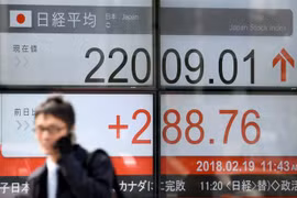 Bảng tỷ giá của một phiên giao dịch chứng khoán tại Tokyo, Nhật Bản. (Ảnh: AFP/TTXVN)