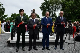 Các đại biểu tại Lễ cắt băng khánh thành tượng đài Hồ Chí Minh. (Ảnh TTXVN phát)