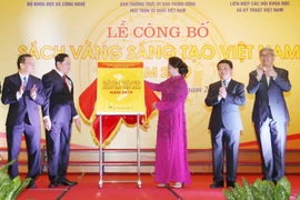 Chủ tịch Quốc hội Nguyễn Thị Kim Ngân và Chủ tịch Ủy ban Trung ương MTTQ Việt Nam Trần Thanh Mẫn và các đại biểu gỡ băng công bố Sách vàng Sáng tạo Việt Nam năm 2019. (Ảnh: Trọng Đức/TTXVN)