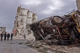 Cảnh đổ nát sau một vụ không kích tại Idlib, tây bắc Syria, ngày 14/3. (Ảnh: AFP/TTXVN)
