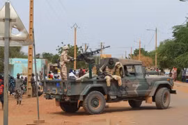 Binh sỹ Mali tuần tra. (Ảnh: AFP/TTXVN)
