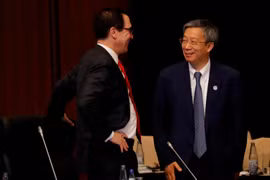 Bộ trưởng Tài chính Mỹ Steven Mnuchin (trái) và Thống đốc Ngân hàng Trung ương Trung Quốc Dịch Cương trong cuộc gặp bên lề Hội nghị bộ trưởng Tài chính và Thống đốc ngân hàng trung ương G20 ở Fukuoka của Nhật Bản, ngày 8/6. (Ảnh: AFP/TTXVN)