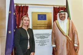 Đại diện cấp cao về đối ngoại của EU, bà Federica Mogherini (trái) và Ngoại trưởng Kuwait Sabah Khaled Al-Sabah (phải) tại lễ khai trương văn phòng của EU ở Kuwait ngày 14/7. (Ảnh: AFP/TTXVN)