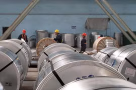 Công nhân đóng gói cuộn thép cán nguội tại một công ty thép ở Zhangjiagang, tỉnh Giang Tô của Trung Quốc ngày 27/4/2018. (Nguồn: Reuters)