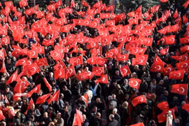Những người ủng hộ lãnh đạo đối lập Kemal Kilicdaroglu tụ tập bên ngoài Trụ sở CHP ở Ankara sau khi ông bị một đám đông đấm và đá trong một đám tang ngày 21/4. (Nguồn: AFP)