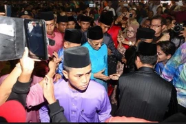 Thủ tướng Mahathir gặp gỡ người dân tại buổi lễ. (Nguồn: New Straits Times)